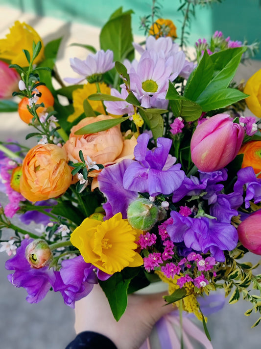 Same-day flower delivery to Surrey Hills: A fresh bouquet of purple sweet peas and peach roses, balancing city elegance with the natural beauty of the streets near Wattle Park.
