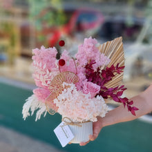 Load image into Gallery viewer, Valentines Dried arrangement
